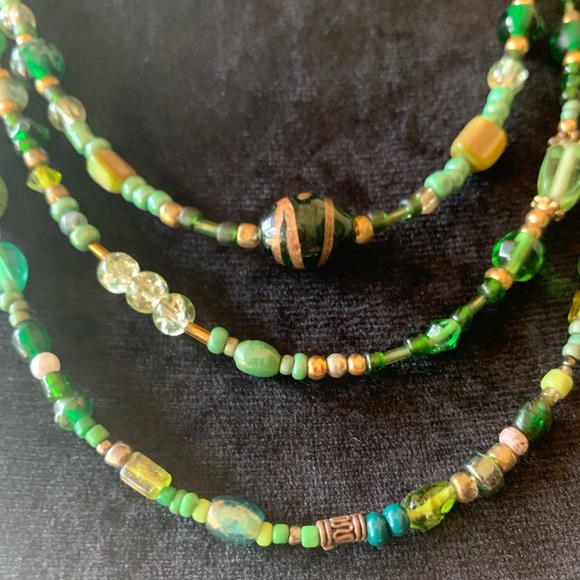 Green tri-strand necklace with gold tone clasp. - Picture 2 of 5